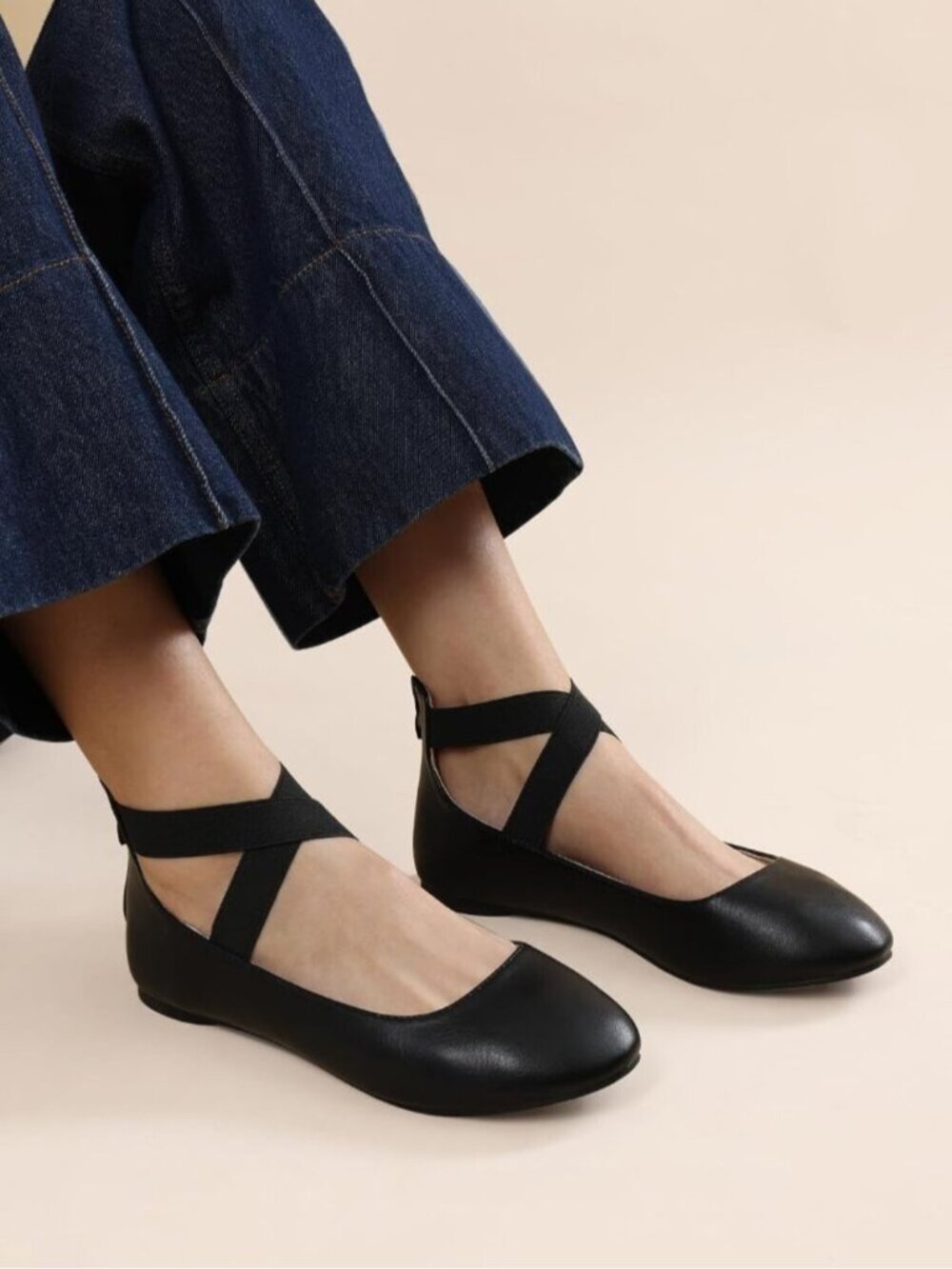 Women Black Solid Faux Leather Backstrap Comfort Flexible Ankle Straps Flat Shoe - Picture 2 of 6